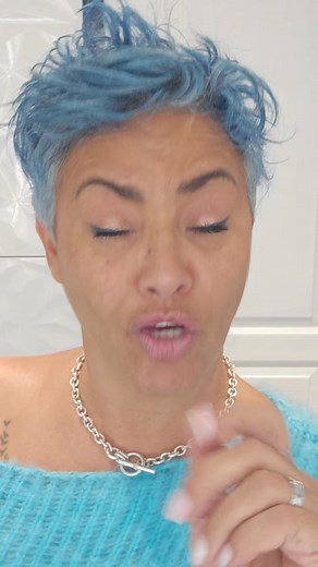 On dit toujours que l’herbe est plus verte ailleurs. Mais la vérité, c’est qu’elle semble plus verte seulement quand on n’a pas pris le temps d’arroser la sienne. 👉🏼Dans la vie, dans l’amour, dans l’amitié, dans le travail… combien de personnes partent en pensant trouver “mieux” ? Parfois par facilité. Parfois parce qu’elles n’ont pas cherché à comprendre. Parce qu’écouter demande un effort, et qu’aimer demande du courage. 👉🏼Et puis un jour… elles réalisent. Elles réalisisent que mieux n’exi