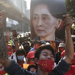 1.7M views · 1.1K reactions | Militer Myanmar mengambil alih kekuasaan dan memberlakukan keadaan darurat militer. Kanselir Myanmar Aung San Suu Kyi, Presiden Win Myint, dan sejumlah tokoh senior dari Partai Liga Demokrasi ditahan pada Senin (1/2) dini hari. Militer mengatakan telah terjadi kecurangan pada pemilu yang dimenangi secara mutlak oleh partai pimpinan Suu Kyi. Bagaimana reaksi rakyat Myanmar dan dunia internasional? | BBC News Indonesia | Facebook