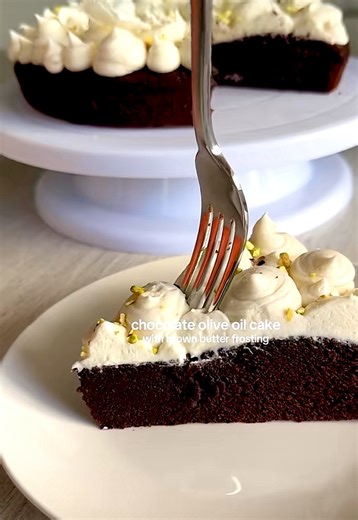 🍫 Chocolate Olive Oil Cake 🧺 Ingredients • 3 eggs (at room temperature) • 1 cup granulated sugar • ¾ cup olive oil (lightly flavored) • 1 cup milk (or almond milk) • 2 tablespoons yogurt (makes the cake extra soft) • 2 tablespoons cocoa • 120 g dark chocolate (melted) • 2 cups flour • 1 packet baking powder • 1 packet vanilla extract • 1 teaspoon salt ⸻ 👩‍🍳 Instructions 1. Beat the eggs and sugar until light in color. 2. Add the olive oil, milk, and yogurt and mix. 3. Add the melted dark cho