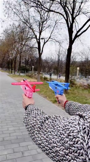 Buy this foam catapult airplane for your child. They'll have a blast playing with it, and it doesn't need batteries. They can collect the airplanes as they play | Crafti Master