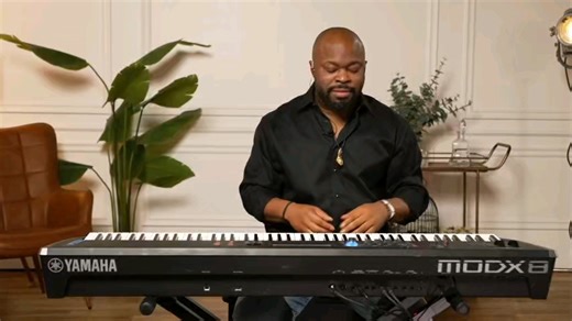 Eric亲授《R&B键盘核心技巧课》 ——把R&B键盘的 和声密码、律动精髓、演奏心机 拆成8大模块，从“理论懂行”到“实战能打”，让你指尖弹出正宗R&B味！