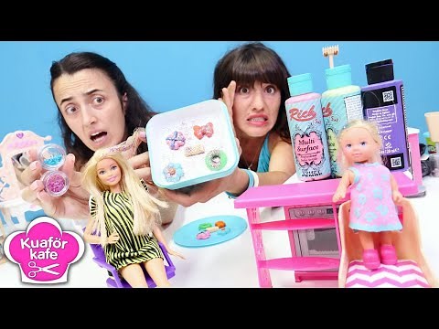 Barbie videos! Sevcan and Ümit create glittery hair for Barbie. Hairdresser cafe game