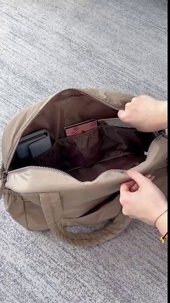 BAGSMART Travel Duffel Bag Gym Bag for Women, Lightweight Carry on Weekender Overnight Tote Bag for Airlines, Waterproof Sport Luggage Bag, Camel