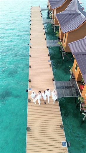 📍 Noura Resort, Semporna 😍 Sebut saja Semporna siapa yang tak kenal, setiap bulan ada saja Resort atas air yang baru. Korang tengah plan nak buat Family trip yang penuh bonding, Bestie trip penuh gelak tawa & setiap OOTD terus level masterpiece ? 📸✨. Boleh try stay di Noura Resort. Bayangkan korang stay di resort terapung di tengah laut biru dengan view superrr cantik & vibes yang memang tak boleh lawan! 💙 | Pakej Pulau Semporna