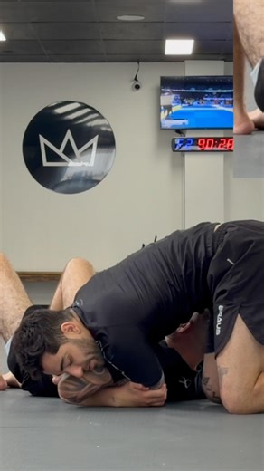 Top half guard = submissions waiting to happen 🔥 3 finishes you need. Full breakdown in bio 👆 #bjj