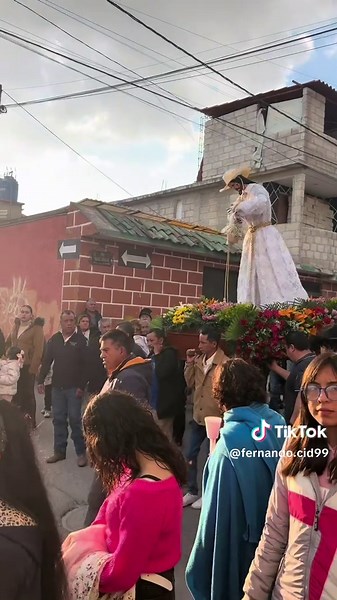 En Calimaya se vive una de las tradiciones más antiguas y únicas de México: el Jueves de Amapolas. 🌺 Una historia que ha pasado de generación en generación y que hoy sigue uniendo a todo un pueblo lleno de fe, cultura y raíces campesinas. ¿La conocías? #juevesdeamapolas #culturamexicana #pueblosdemexico #raicesdemexico #tradicionesmexicanas