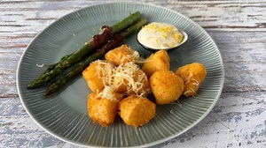 Kaffee oder Tee: Rezept: Kartoffel-Käse-Krapfen, Spargel im Speckmantel und Blitz-Mayonnaise