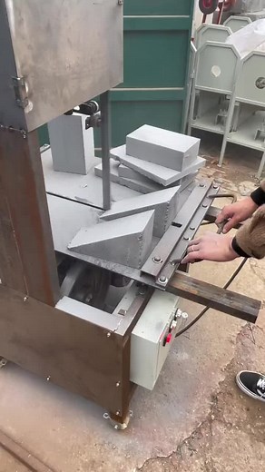 Industrial Cutting Machine Operation Overview