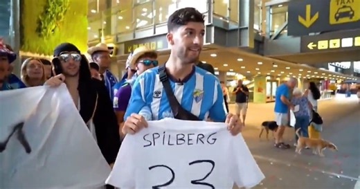 Video: hinchas del Málaga se acercaron al aeropuerto y simularon la llegada de refuerzos
