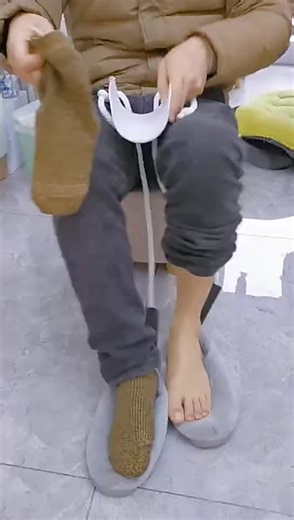  Slidte rygge og stive knæ skal ikke stå i vejen for hverdagens små opgaver! Med EasyStrømpe kan du nemt tage sokker på uden at bøje dig eller belaste ryg og led. Ideel til ældre, personer med rygproblemer eller nedsat bevægelighed – en lille løsning, der gør en stor forskel i hverdagen. 陸✨  https://shoplykke.dk/products/easystrompe | Shoplykke | Facebook