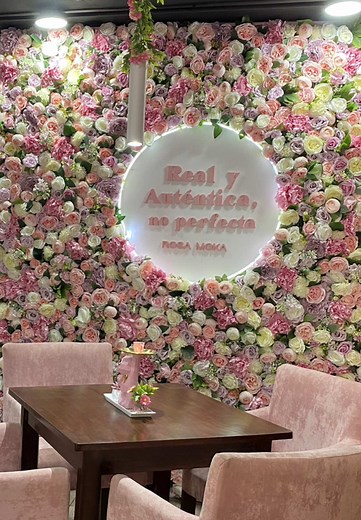 Rosa Moka: Deliciosas Bebidas y Postres Artesanales