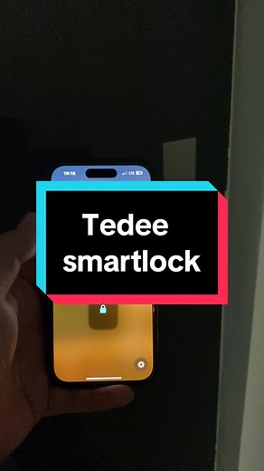 Tedee lock- zamek do drzwi od firmy Gerda. Zasilany bateryjnie, z funkcją odciagania zapadki. Mozliwość otwierania i zamykania przy pomocy geolokalizacji. #tedee #lock #smart #doorlock #homekit #app #iphone #gerda #zamek #inteligentny #smarthome #inteligentnydom
