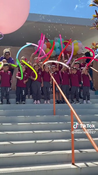 Última Salida de Kindergarten 🥹😍 NOS VAMOS A PRIMERO 🤩 Una actividad súper emotiva para los niños y para los familiares. Ya saben quién lloró 🥰🥹 #kindergarten #primergrado #fyp #viral #balloons