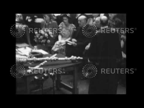 1947 Princess Elizabeth receives Freedom of City