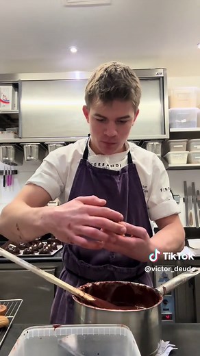 Maîtrisez l'art du glaçage des éclairs au chocolat: Conseils pratiques