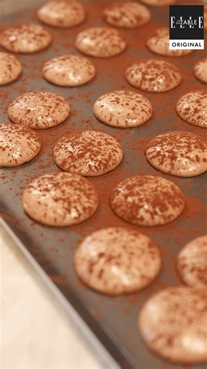 Pierre Hermé : ses astuces infaillibles pour des macarons parfaits ✨ Qui de mieux que l’un des meilleurs pâtissiers du monde pour vous aider à réussir vos macarons ? Pierre Hermé Paris s’invite sur ELLE à Table et livre ses meilleures astuces en vidéo. Réalisation : Clémence Lenay Direction éditoriale : Lucia Lagarrigue-Aumonier / Laurie Planes Plume : Laurie Planes | ELLE à table