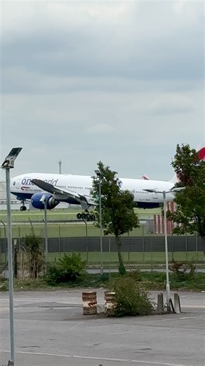 British Airways Boeing 777 landing at London Heathrow #b777 #britishairways #landing #heathrow #boeing777