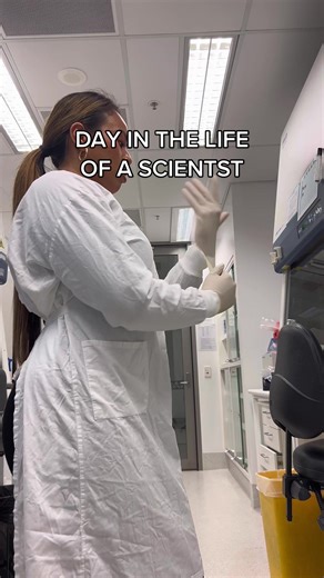 Day in the life of a scientist. 👩🏾‍🔬 #dayinthelifeofascientist #scientist #research #postdoc #phd #cancerresearch #stem #womeninstem
