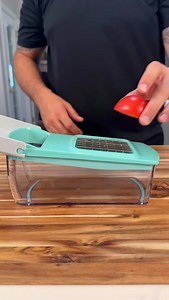 Chicken BLT Salad 🥗🍅🥓 It’s creamy, savory, and loaded with all the BLT goodness you love… plus using a rotisserie chicken instead of cooking your own is a huge time saver. This came together in just about 10 min. Here’s what you’ll need: • ½ cup plain Greek yogurt (or use all mayo) • ⅓ cup mayonnaise • 1 tbsp ranch seasoning • Salt & pepper, to taste • 2 medium tomatoes, chopped • 1 avocado, diced • 8 strips center-cut bacon, chopped • 4 cups shredded rotisserie chicken • ⅓ cup green onions, 