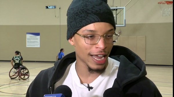 Bucks’ Ryan Rollins mentors young wheelchair basketball players at skills clinic