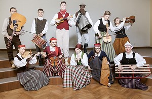 Vai zini, kas ir latviešu tradicionālās Ziemassvētku dziesmas un kādi ir to piedziedājumi?