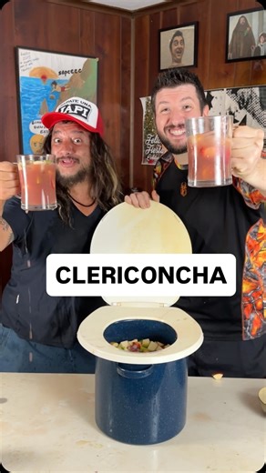 EL YETI on Instagram: "Así se hace el CLARICONCHA ✨ @elbananerosoyio @brutacocina Un trago 🍹 para que termines el 2025 y empieces el 2026 ✨ como loquita ✨ HÍBRIDOOOO 🔥 Les deseamos que tengan un muy feliz Año Nuevo 🥂 y muchos brindis compartidos ❤️ INGREDIENTES: • ❄️ Mucho hielo • 🍊 2 naranjas picadas • 🍓 200 g de frutilla picada • 🍏 ½ kilo de manzana verde • 🍎 ½ kilo de manzana roja • 🍈 ½ melón • 🍌 2 bananas • 🍷 1 botella de vino tinto • 🥂 1 botella de vino blanco • 🍹 1 botella de r