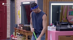 1.8M views · 48K reactions | Na manhã desta terça (16), Rico deu uma geral na sede. Sem saber da ação de Dayane, o peão varreu as espumas do próprio casaco  A peça foi rasgada pela modelo após uma briga que envolveu a dupla, MC Gui e Valentina  Acompanhe a transmissão 24h de #AFazenda no PlayPlus e aproveite 9 sinais exclusivos: PlayPlus.com | A Fazenda | Facebook