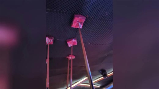 Incendie de Crans-Montana : le mauvais état des mousses acoustiques mis en cause dans des vidéos prises avant le drame