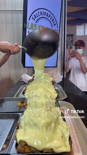 Salchipapas Colombianas: ¡El Placer del Queso Derretido!