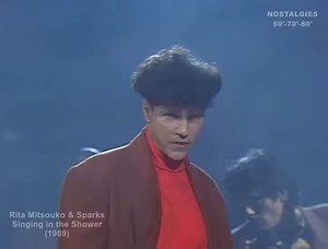 80's... "Singing in the Shower" : titre extrait de "Marc et Robert", le troisième album studio des Rita Mitsouko... Pour l'occasion, Catherine Ringer associera sa voix à celle de Russell Mael des Sparks et cette collaboration artistique avec le célèbre duo californien ne passera pas inaperçue. La chanson figurera par ailleurs sur la B.O. du film "Black Rain" de Ridley Scott. Elle fête aujourd'hui ses 65 ans. Joyeux anniversaire, Catherine ! #CatherineRinger #RitaMitsouko #Sparks | Nostalgies 60'