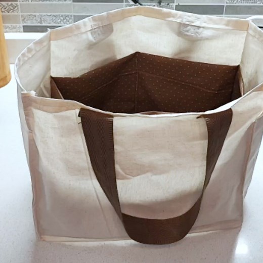 Scopriamo insieme come cucire una comodissima borsa per la spesa in tela! 👇 | Creativo