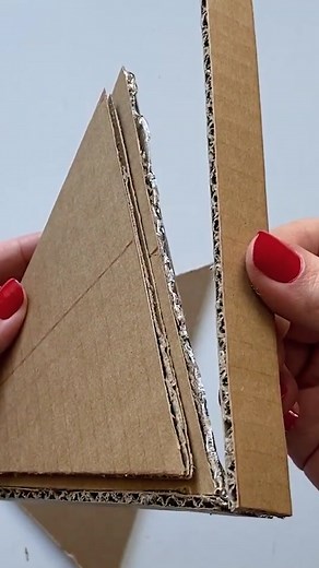 Cómo hacer una caja triangular de cartón