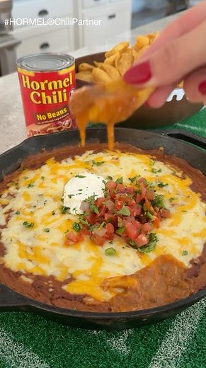 #HORMEL®ChiliPartner Chili Cheese Bean Dip — easy, cheesy, and so good! 🏈🌶️ ‪@hormelchili‬