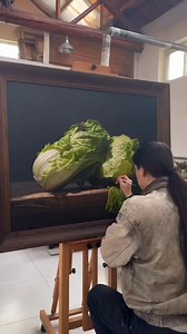 🎨✨ El asombroso hiperrealismo de Siyuan Pan: Pintura que engaña a la vista 👁️🎨 🖌️ Cuando ves una obra de Siyuan Pan, podrías jurar que estás mirando una fotografía 📸, pero no… ¡es pintura al óleo! 😱🎨. Este talentoso artista, originario de China, ha llevado el hiperrealismo a un nivel tan impresionante que sus obras parecen cobrar vida. 🥕🍋 ¿Un plato de frutas? 🍎🥒 ¿Un paquete de papas fritas? 🍟🧂 Pan puede transformar los objetos más cotidianos en impactantes pinturas con un nivel de d