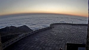 2.5K views · 262 reactions | Check out the sea of clouds this morning viewed Mount Washington Observatory webcam. You can briefly spot Wildcat poke above the clouds. The National Weather Desk | Charlie Lopresti | Facebook