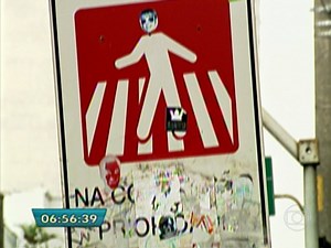 Placas tortas e pichadas provocam problemas de sinalização em ruas da capital paulista