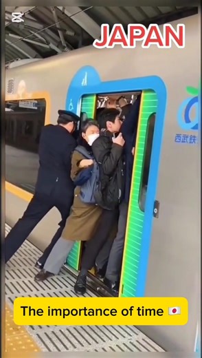 It's the last train, everyone has to arrive on time. 🇯🇵😍 #crowded #trains #busylife #railway #railroad #railwayphotography #shinjuku #tokyo #visitjapan #japan #japanphoto #japanlife #Japantravel #beautifuljapan #explorejapan #japanvacation #japanphotography #streetphotography #japantrip #日本 #osaka #Arriver #JR | Routine of Japan
