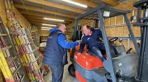 Udo ist Gabelstapler gefahren. Mehr muss doch wohl nicht gesagt werden... Wenn ihr möchtet, teilt dieses Video und bringt etwas Chaos und gute Laune in Facebook! ✖️✖️✖️ NICHT NUR GUCKEN!✖️✖️✖️ Hast du unsere Seite schon abonniert? Wenn nicht, dann wird’s jetzt aber Zeit! Denk dran, bleibt zuhause, verhindert soviel soziale Kontakte wie nur möglich. Mit dem Corona Virus und der ganzen Situation ist nicht zu spaßen. Seid nicht leichtsinnig und denkt an eure Mitmenschen! | Wilke.Zierden