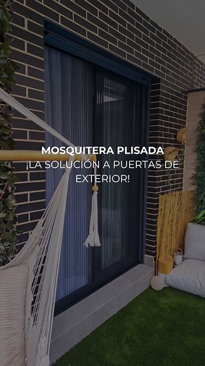 Sabías qué... Si tienes una puerta de paso al exterior la mosquitera plisada es tu mejora opción? Con un sistema de cadena en la parte inferior para un deslizamiento suave, estas mosquiteras son ideales para cualquier tamaño de puerta. Puedes optar por una o dos hojas según tus necesidades, y su instalación es fácil y no requiere un perfil en el suelo, facilitando el paso. ¡Protege tu hogar de insectos y disfruta del aire libre sin preocupaciones! Gracias a @kuki_piso podéis seguir los pasos de 