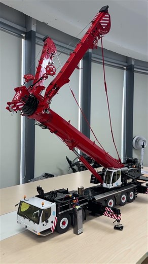 1/14 D1350 Hydraulic Crane unfolds its boom like a graceful red-crowned crane spreading its wings#rc