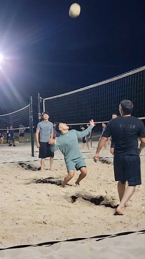 Public sand volleyball 🏐🌳🏞 #Volleyball #volleyballlife #volleyballgame #sandvolleyball #volleyballlovers #reelsfbシ | Volleyball Workout