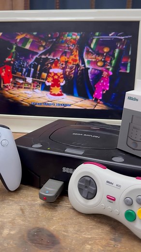 The 8BitDo Retro Receiver for the Sega Saturn gives you the option of playing your favourite Saturn games with your usual go-to controller. Plug in, pair, and game - it’s super simple! The Analogue stick and buttons work without any mapping, and I’ve had a blast playing ‘Discworld II: Missing, Presumed…!?’ with Switch Pro, PS5 Dualsense, and Xbox Series X controllers as well as the 8BitDo M30 Gamepad. Thanks to @theghostvault for hosting a Discworld II play-through. Full review of the Retro Rece