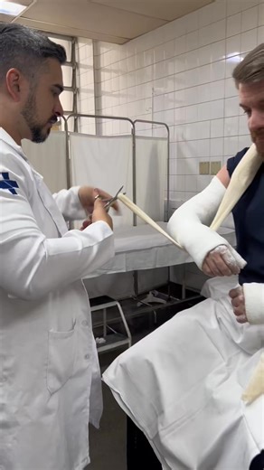 1 tipóia para 2 gessos lac…. #gesso #lac #llc #asmr #asmrsounds #elenco #caster #cast #plaster #exp_363 | Leah Fox