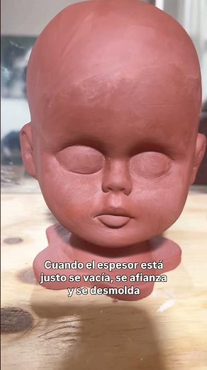 Proceso de colada: el molde absorbe, la barbotina define el espesor y, comienza a nacer la forma.