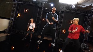 45K views · 2.4K reactions | Com a ajuda dos cúmplices Rico Melquiades, Emilly Araújo e Erika Schneider, Rodrigo Faro realiza o sonho de duas crianças que fazem sucesso na internet de conhecer o cantor Léo Santana. Para isso, eles participam de um programa especial falso e nem imaginam que são as estrelas do novo quadro Sonho Sem Preço. Acompanhe! #LéoSantanaNoFaro | Hora do Faro | Facebook