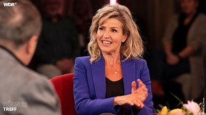 Habt ihr ein musikalisches Hobby? 🤗 Wer mit fünf Jahren seine Liebe zur Geige entdeckt und als 13-Jährige bereits unter Stardirigent Herbert von Karajan ein Konzert bei den Salzburger Pfingstkonzerten gibt, kann nur ein Wunderkind sein, oder? 👏 Anne-Sophie Mutter ist so eines und hat eine beispiellose Weltkarriere hingelegt. 🎻 Doch nicht nur das Geigespielen begeisterte sie im Kindesalter - auch ihre Liebe zu Dackeln entflammte! 🐕 Eine Gemeinsamkeit mit Bettina Böttinger, die es sich nicht n