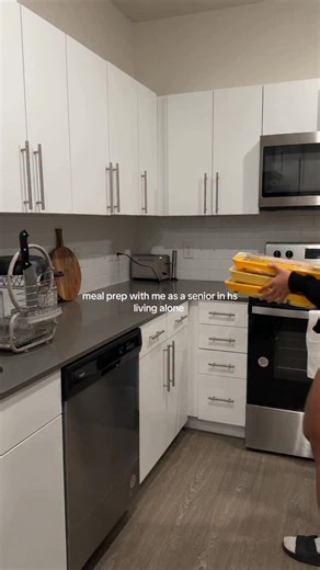 Valeria Anaya on Instagram: "Simple and easy meal prep is the way 🤝 tracking w @calai.app #mealprep #healthylifestyle #highprotein #gymgirl #fitness"