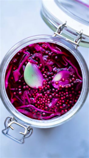 PICKLES DE CHOU ROUGE MAISON 💜 La touche acidulée et croquante qui réveille instantanément n’importe quel plat : bowls, salades, tartines, wraps ou burgers veggie. Simple, rapide et plein de saveurs. Ingrédients : • 1/4 de chou rouge • 250 ml de vinaigre de cidre • 250 ml d’eau • 25 g de sucre • 1 c. à café de sel • 1 c. à soupe de graines de moutarde • 1 c. à soupe de graines de coriandre • 1 gousse d’ail Préparation : Couper le chou rouge très finement à la mandoline ou au couteau. Porter à f