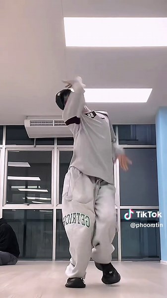 Street Woman Fighter: Flip Flop Performance Insights