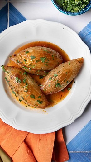 Shadi HasanzadeNemati on Instagram: "Stuffed onions are so delicious. This Turkish version is flavored with pomegranate molasses, tomato paste, pepper paste and spices, perfect mezze or main dish! Comment “RECIPE” to get the complete recipe 🤌🏽 #stuffedonions #sogandolması #turkishfood #turkishcuisine #turkishrecipes #mediterraneanfood #mediterraneandiet #mediterraneanrecipes"